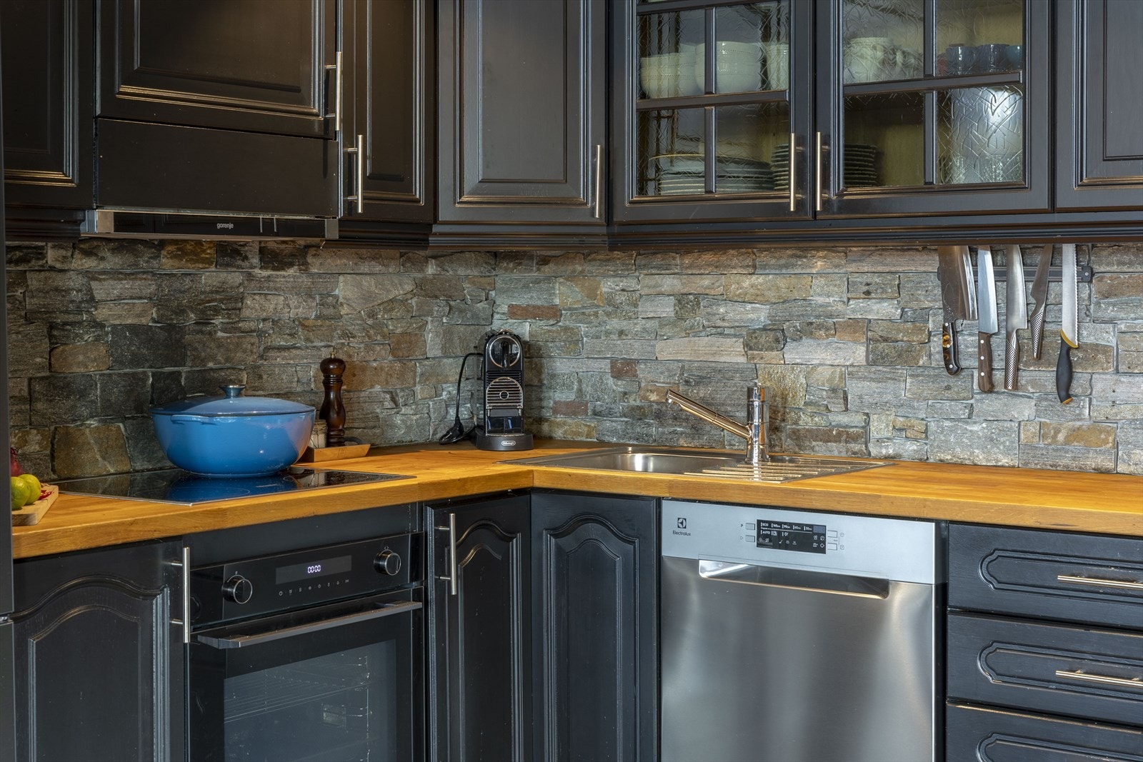 Integrerte hvitevarer som inkluderer induksjonstopp, komfyr, oppvaskmaskin og kjøl/fryseskap. Galleribilde