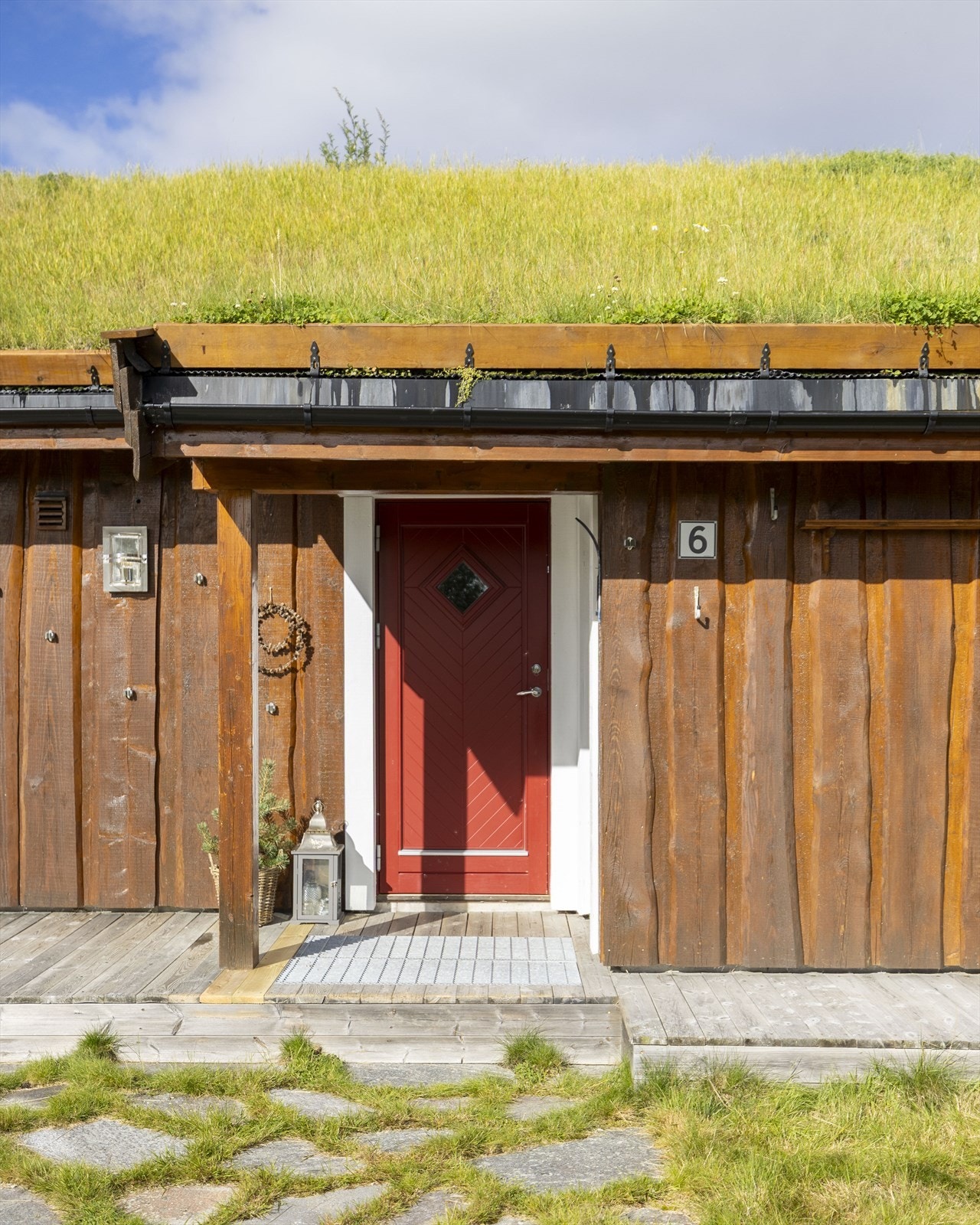 Overbygget inngangsparti og sportsbod. Galleribilde