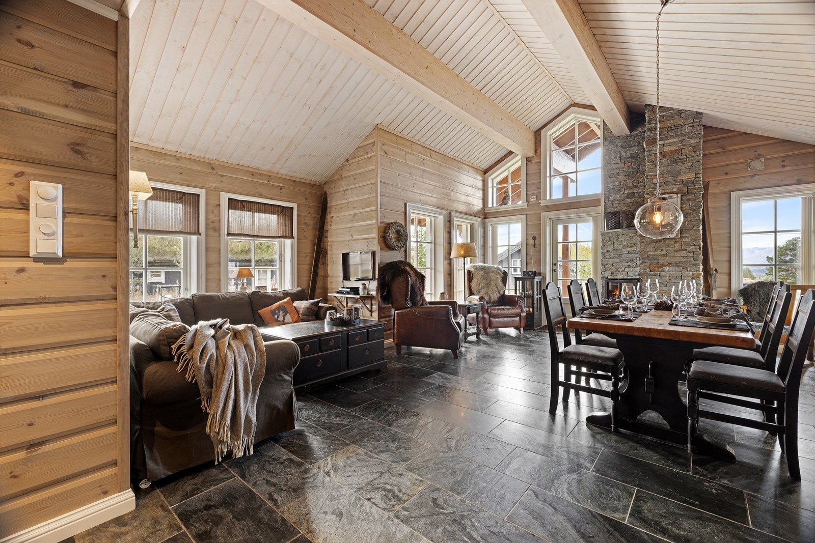 Stue og kjøkkenløsning er romslig med takoppløft og store vindusflater som gir god romfølelse. Galleribilde