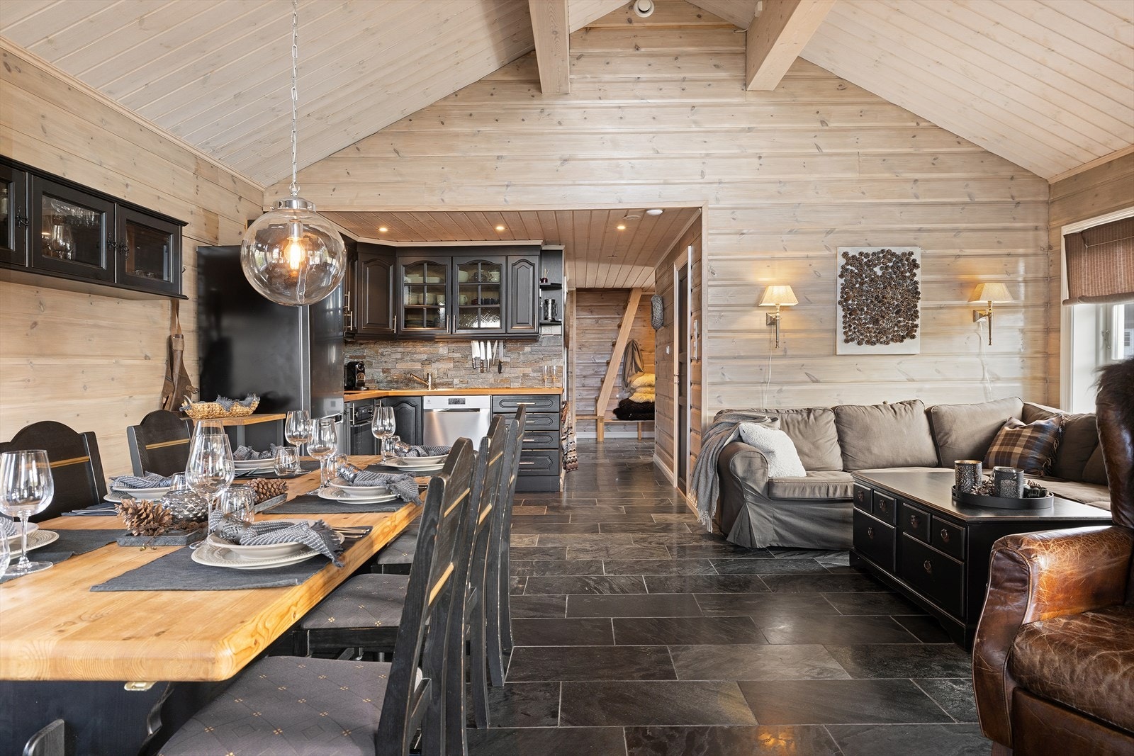 Spiseavdeling med god plass til langbord. Galleribilde