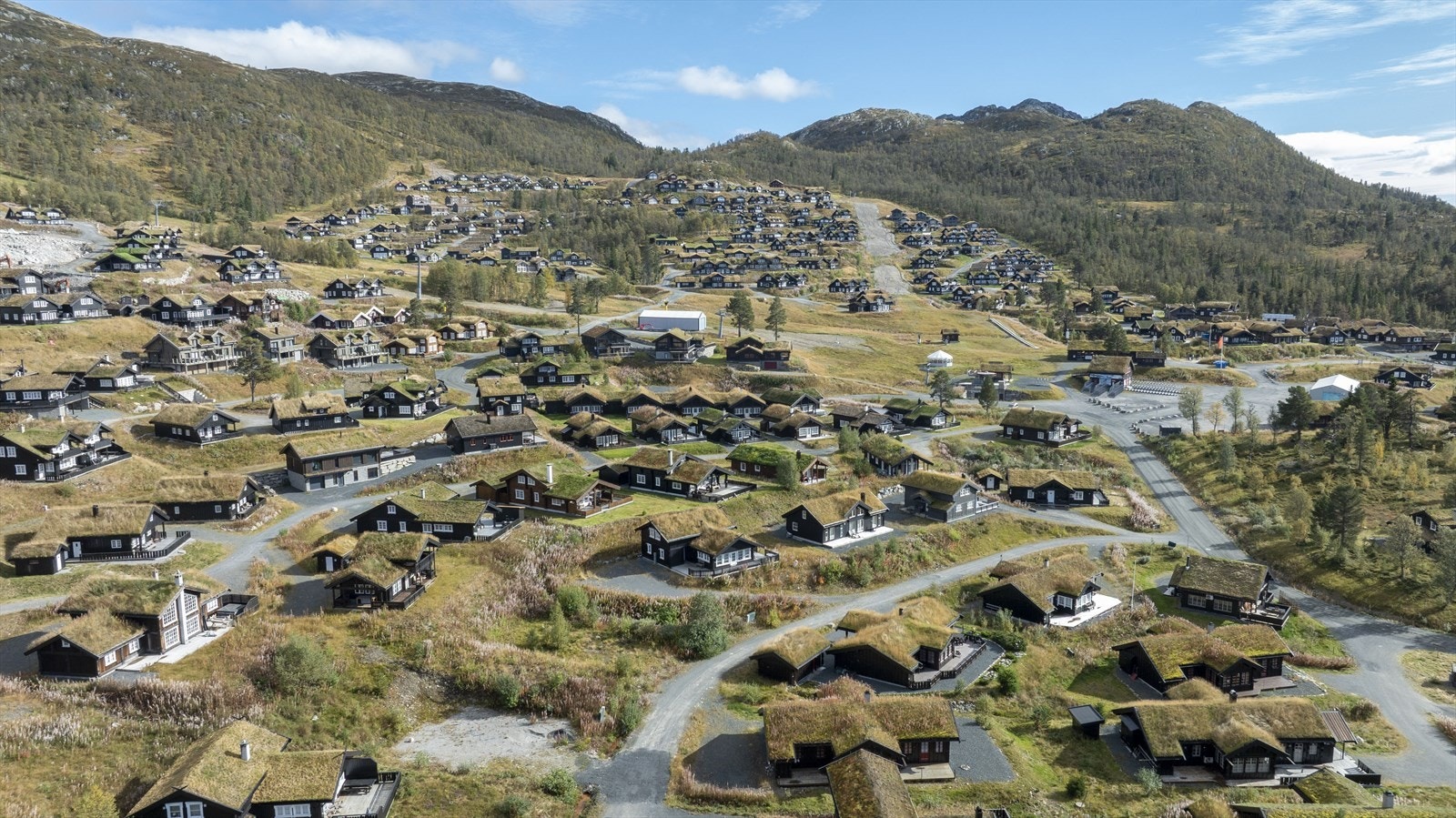 Alpinanlegget i Holtardalen har gode brede løyper, som passer de aller fleste. Det er 4 seters stolheis, et skitrekk og skibånd for de minste, og i Paviljongen arrangeres det afterski med mye god stemning. Galleribilde