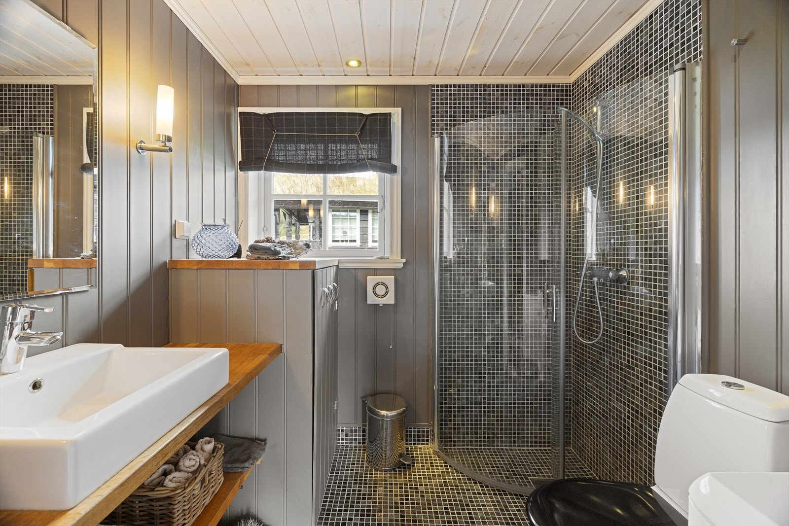 Bad og gjestetoalett er fliselagt på gulv og i dusjsone med varmekabler i gulv. Galleribilde