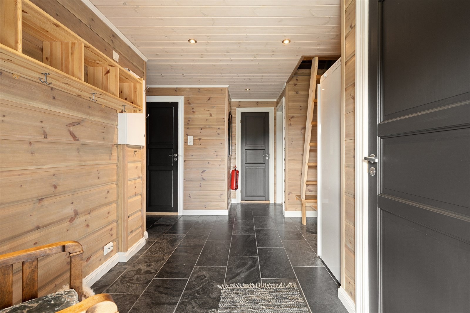 Inngangsparti med romslig gang. Galleribilde