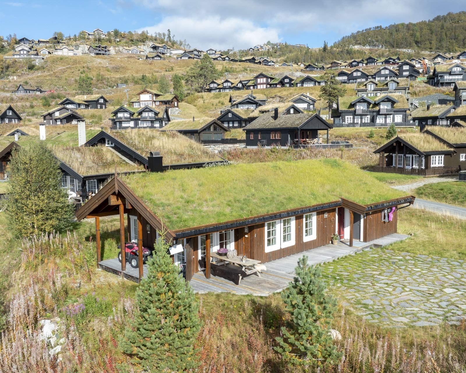 Meget solrik beliggenhet med terrasse mot syd og vest og stort gårdstun. Galleribilde