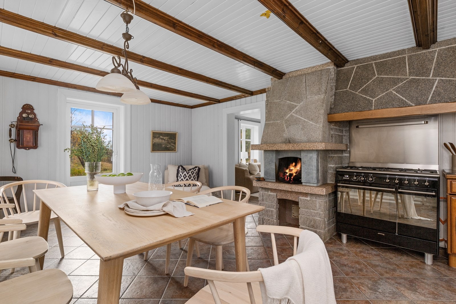 Koselig spiseplass og grue på kjøkkenet Galleribilde