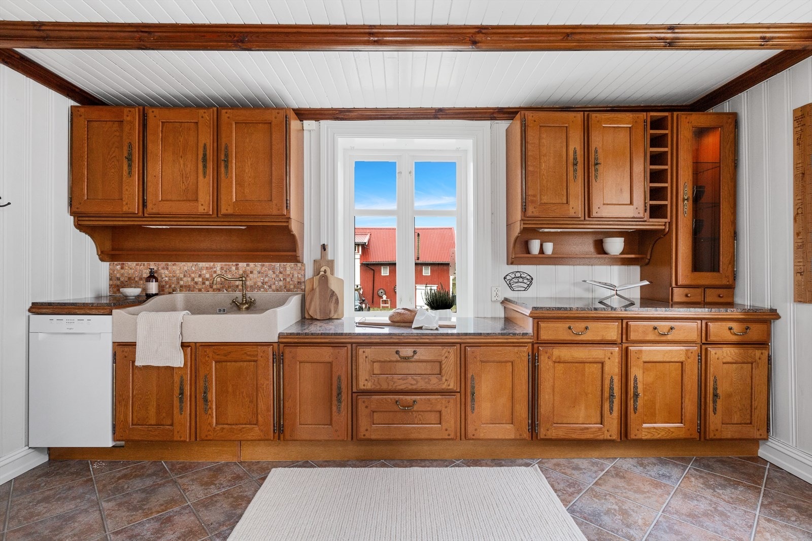 Kjøkkenet er utstyrt med oppvaskmaskin, elektrisk stekeovn og frittstående komfyr m/koketopp og gassbluss Galleribilde