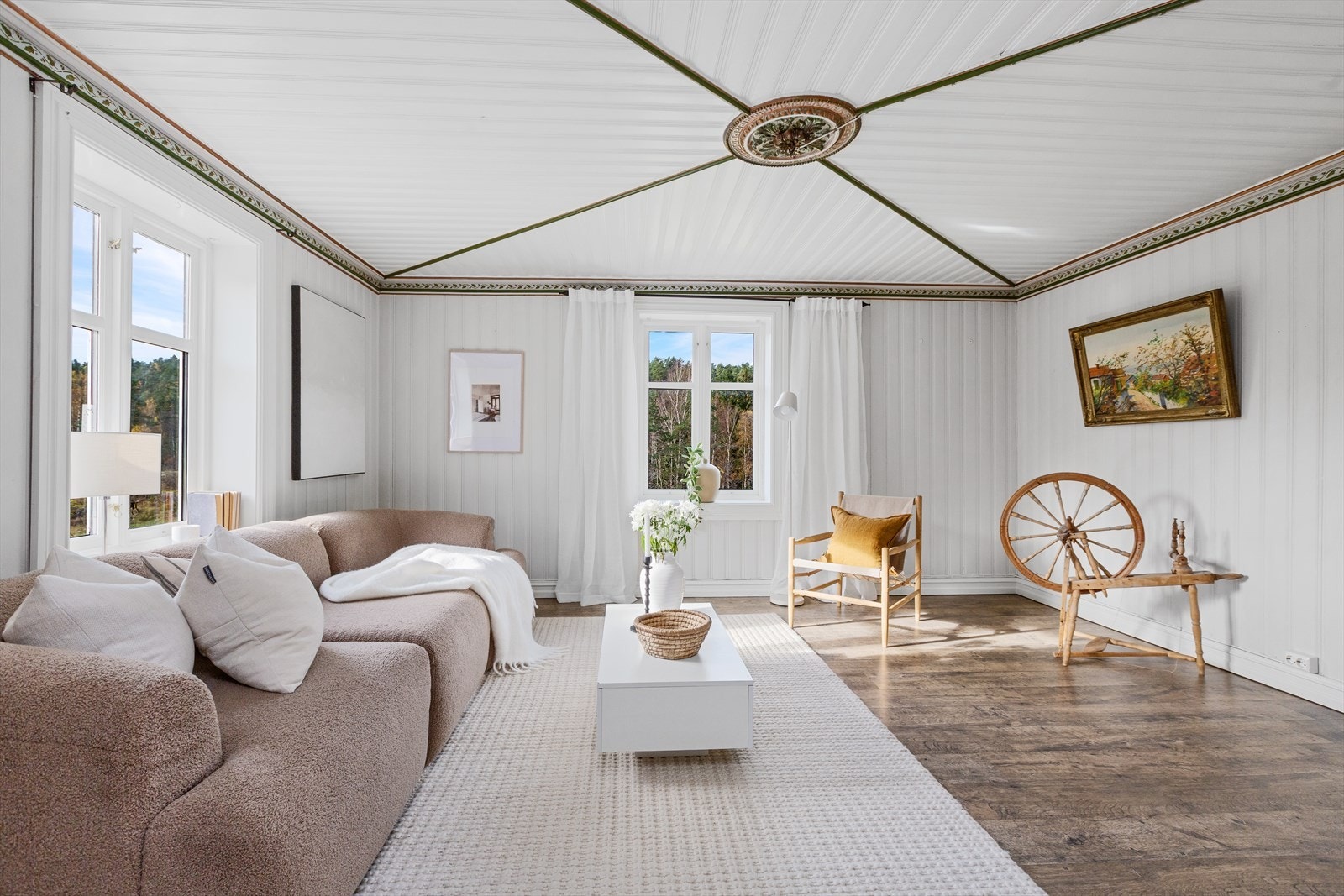 Romslig stue med flere innredningsmuligheter Galleribilde