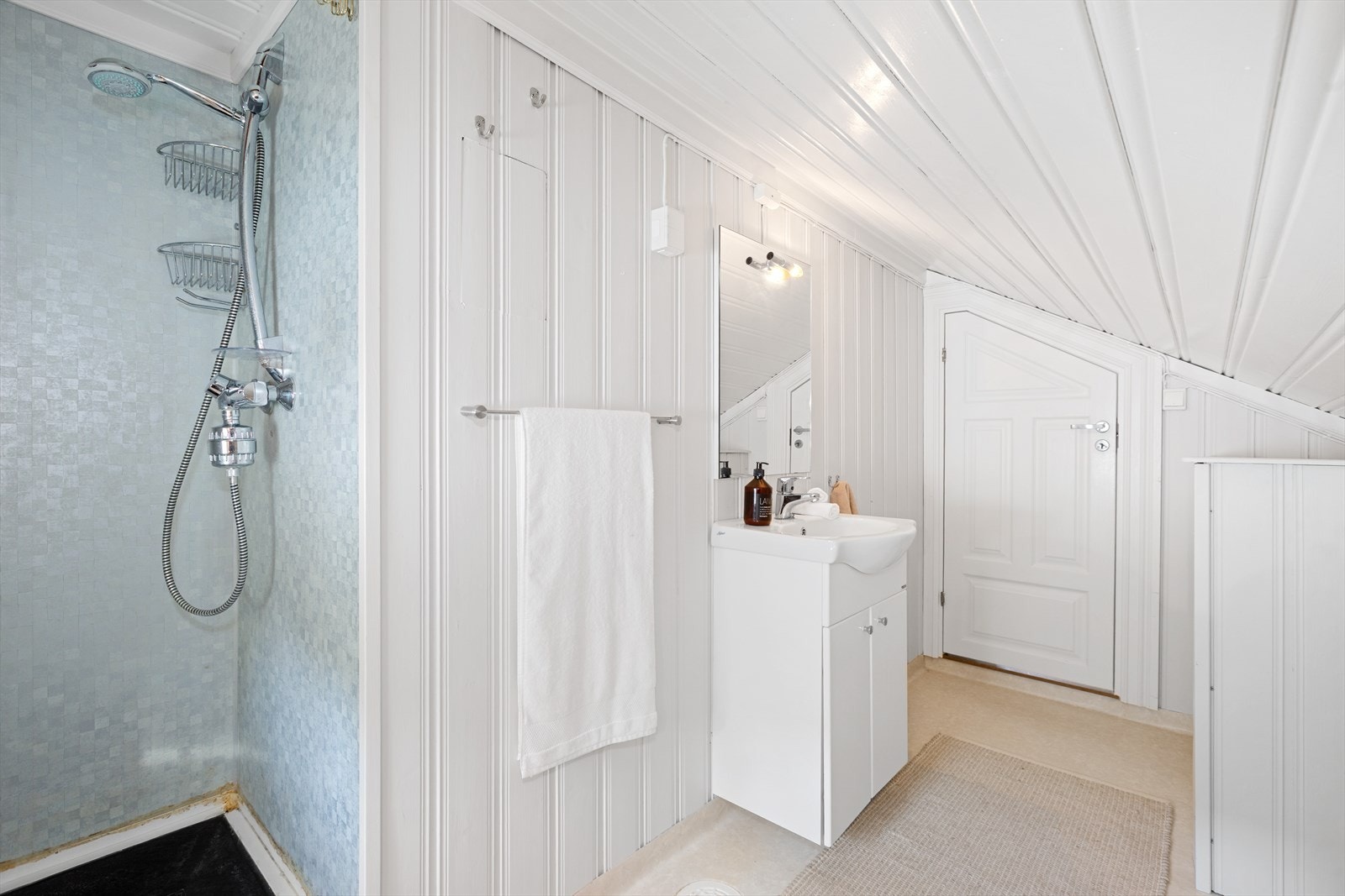 Delikat bad i loftetasjen m/dusjnisje Galleribilde