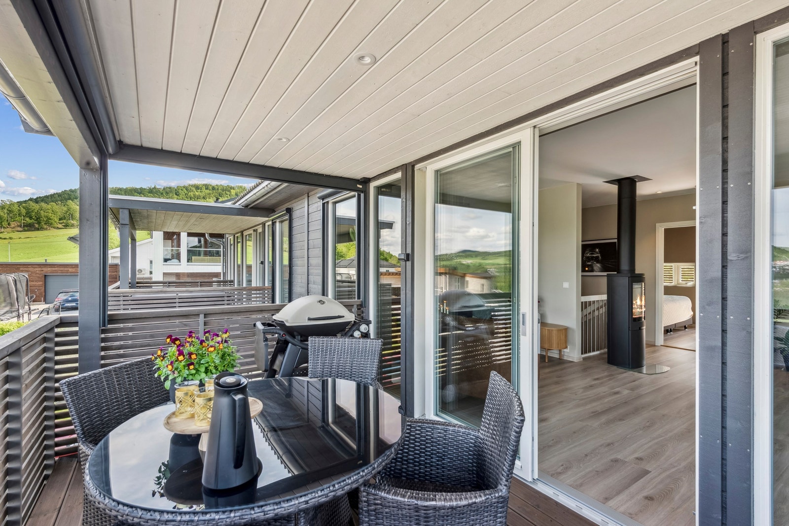 Heve-skyvedøren i glass åpner opp og visker ut skillet mellom inne og ute. Galleribilde