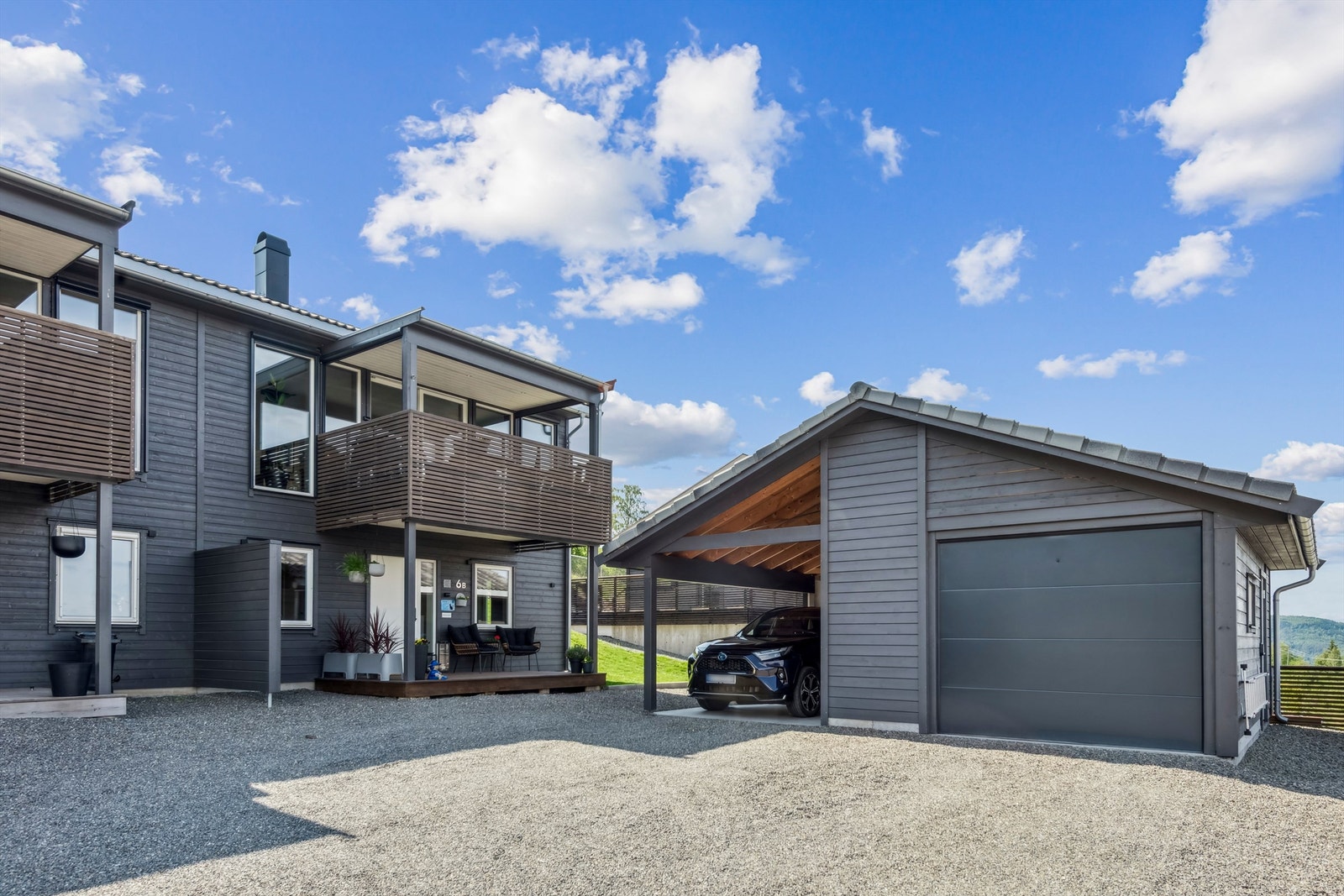 Eiendommen har en praktisk carport på 16 m² med tilhørende bod, oppført i 2020. Galleribilde