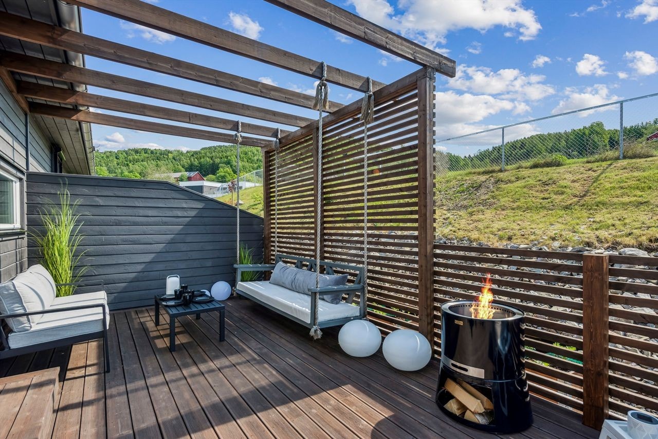 Terrassen ble oppgradert i 2022 med levegg og pergola, som skaper en lun og privat uteplass. Galleribilde