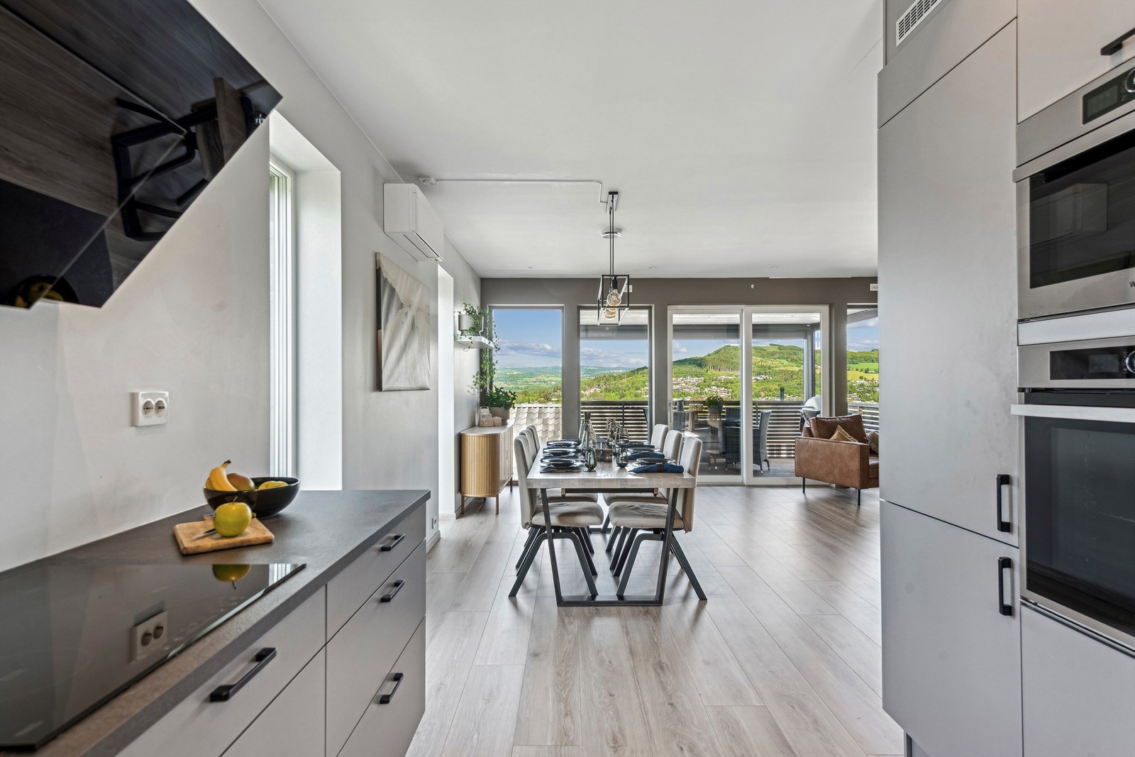 Den åpne løsningen gjør at man kan være sosial med gjestene mens man tilbereder maten. Galleribilde