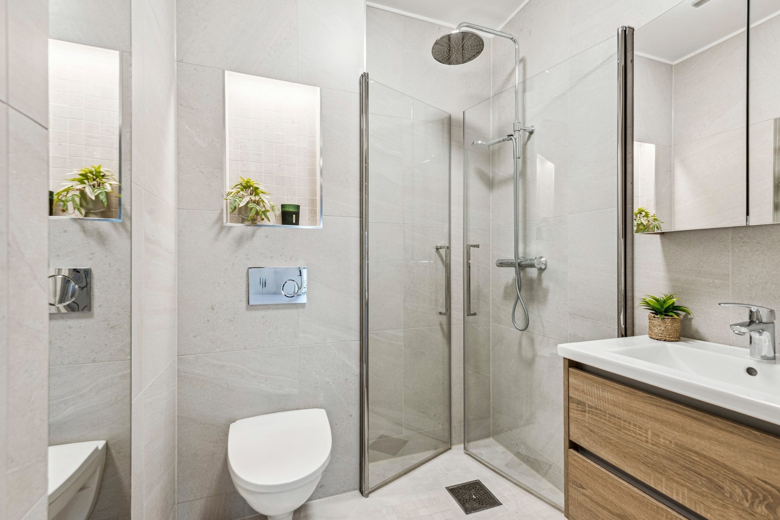 Det andre badet er også helfliset og utstyrt med dusjhjørne og vegghengt toalett. Galleribilde