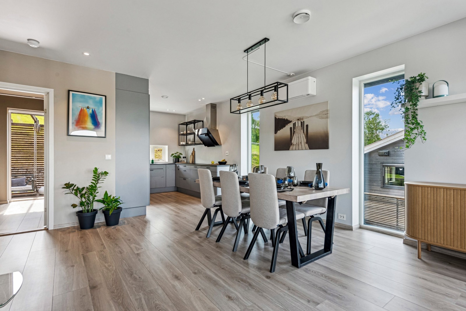 Fra spisestuen er det en naturlig overgang til det moderne og velutstyrte kjøkkenet. Galleribilde