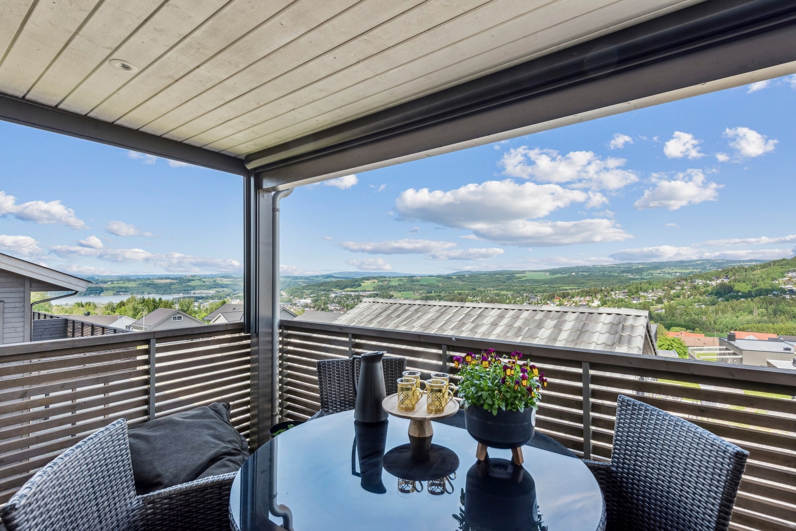 Fra stuen er det utgang til en overbygd balkong på 10 m². Galleribilde