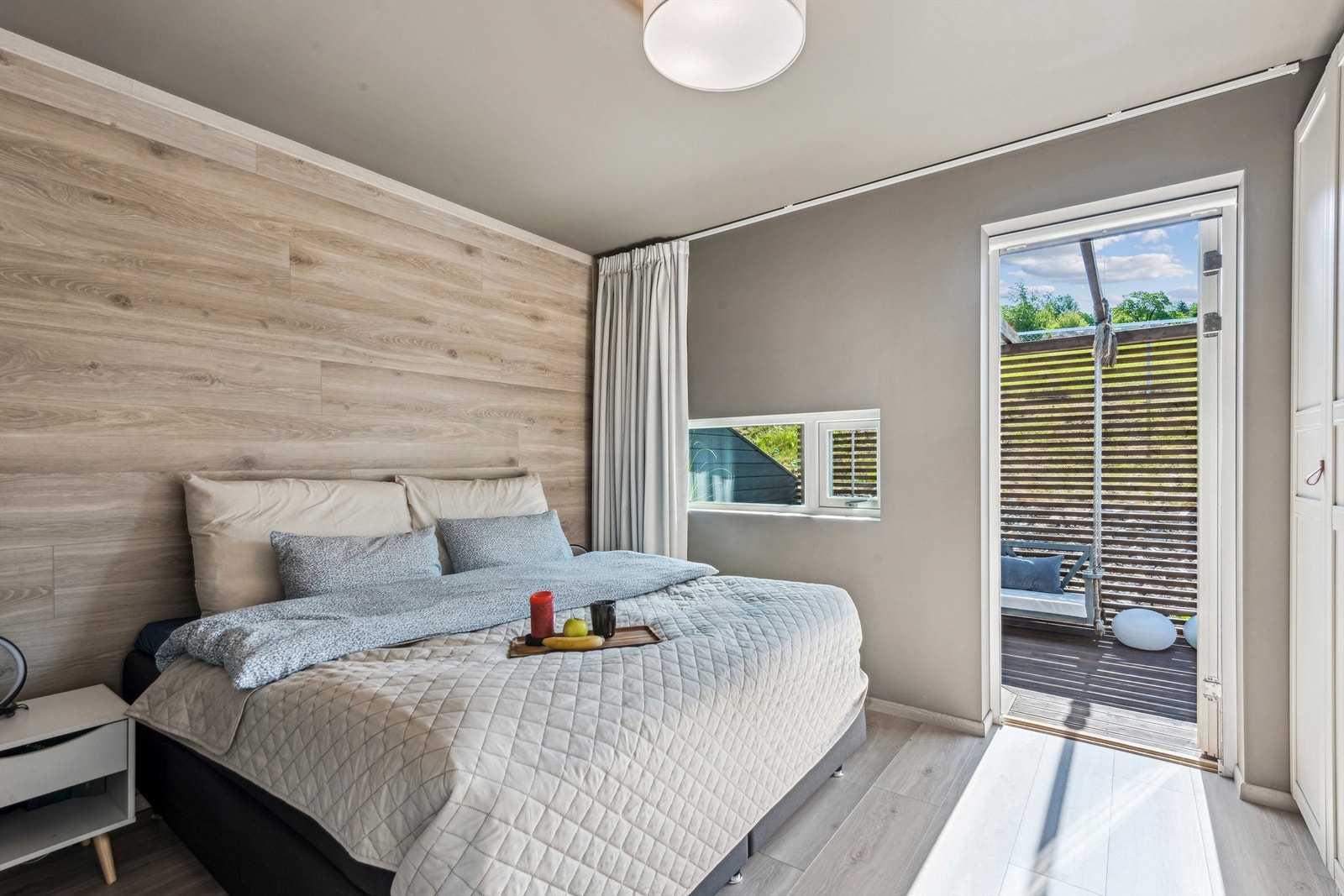 Soverommet i første etasje har direkte utgang til en stor og usjenert terrasse. Galleribilde