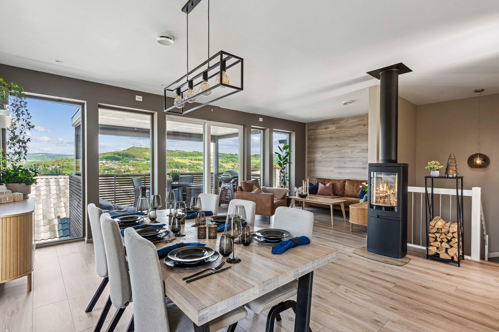 Hovedetasjen har en åpen og sosial planløsning mellom stue, spisestue og kjøkken. Galleribilde