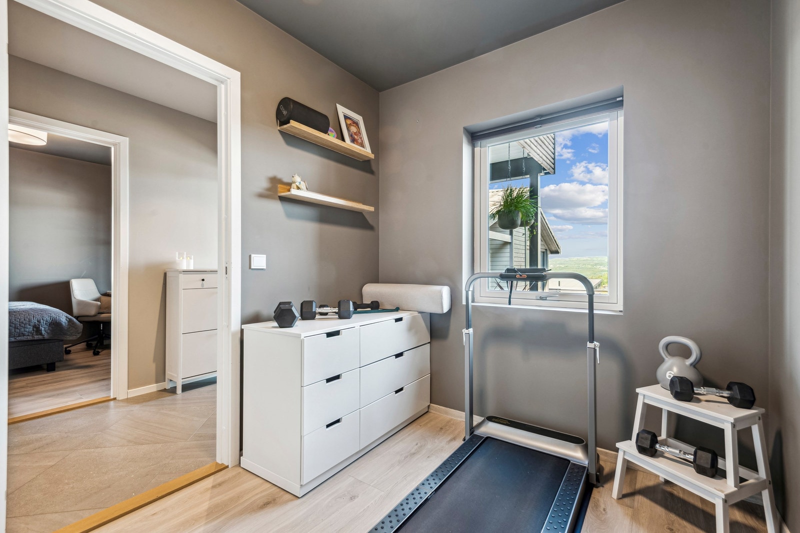 Et disponibelt rom gir ekstra fleksibilitet, her innredet som et privat treningsrom. Galleribilde