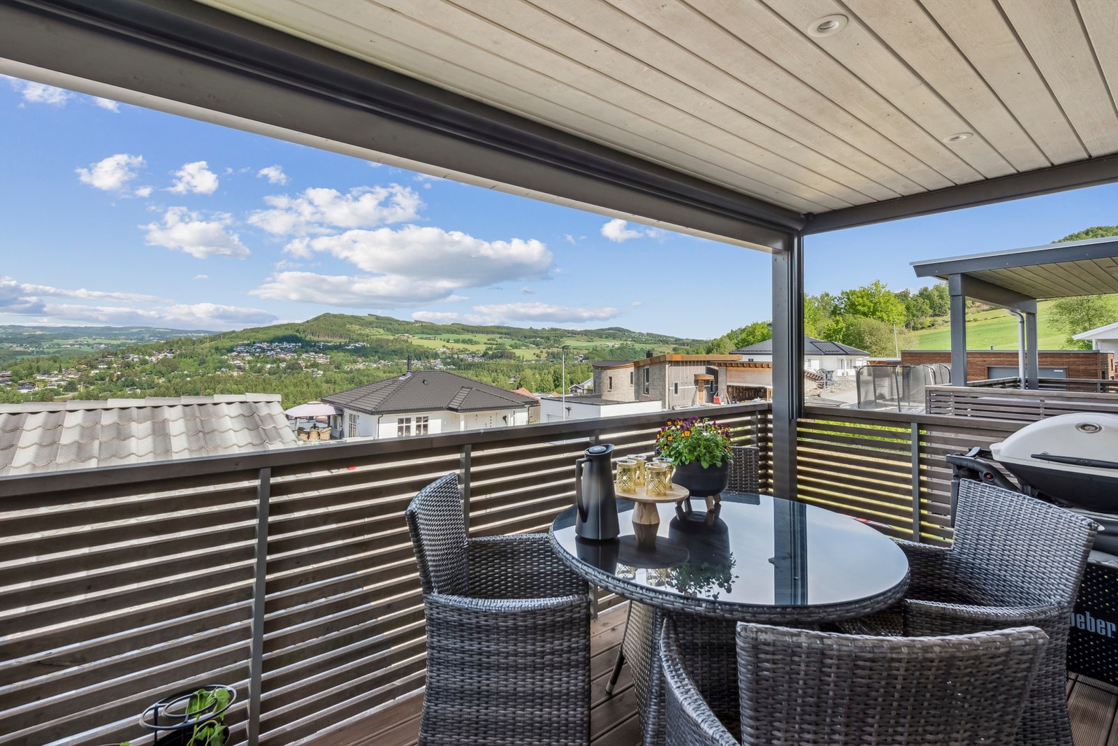 Balkongen er utstyrt med markise for solskjerming og har plass til en sittegruppe. Galleribilde