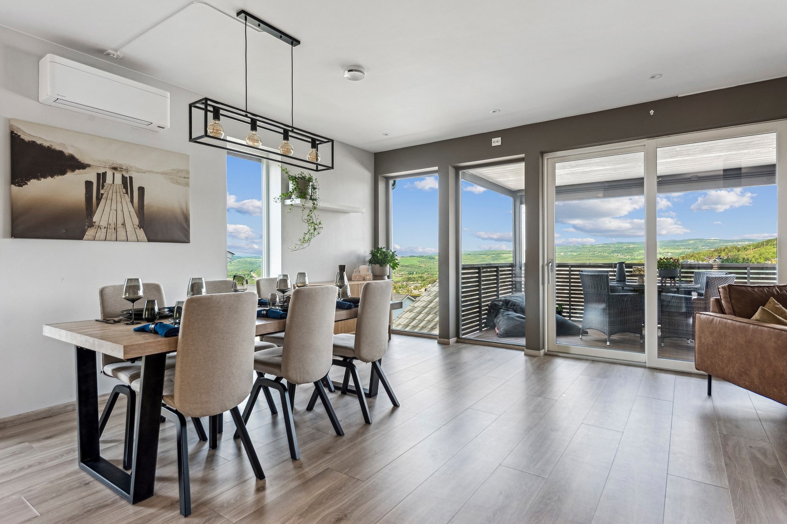 Store vindusflater gir rikelig med lys, og en Daikin varmepumpe fra 2022 sikrer behagelig temperatur. Galleribilde