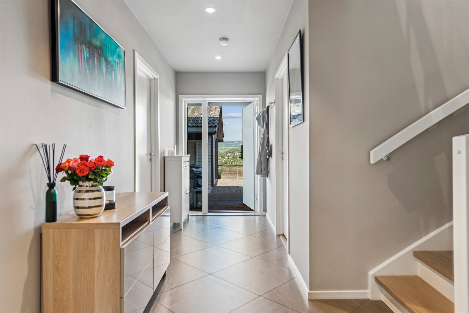 Velkommen inn i en romslig entré med adkomst fra en overbygd platting på 10 m². Galleribilde