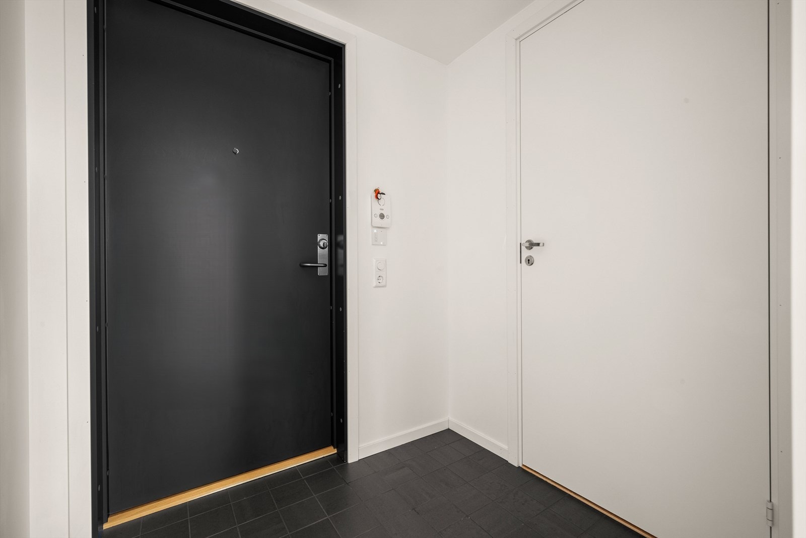 Leiligheten har en innvendig bod på 2 m² ved inngangen, samt en sportsbod i kjelleren på 5 m². Galleribilde