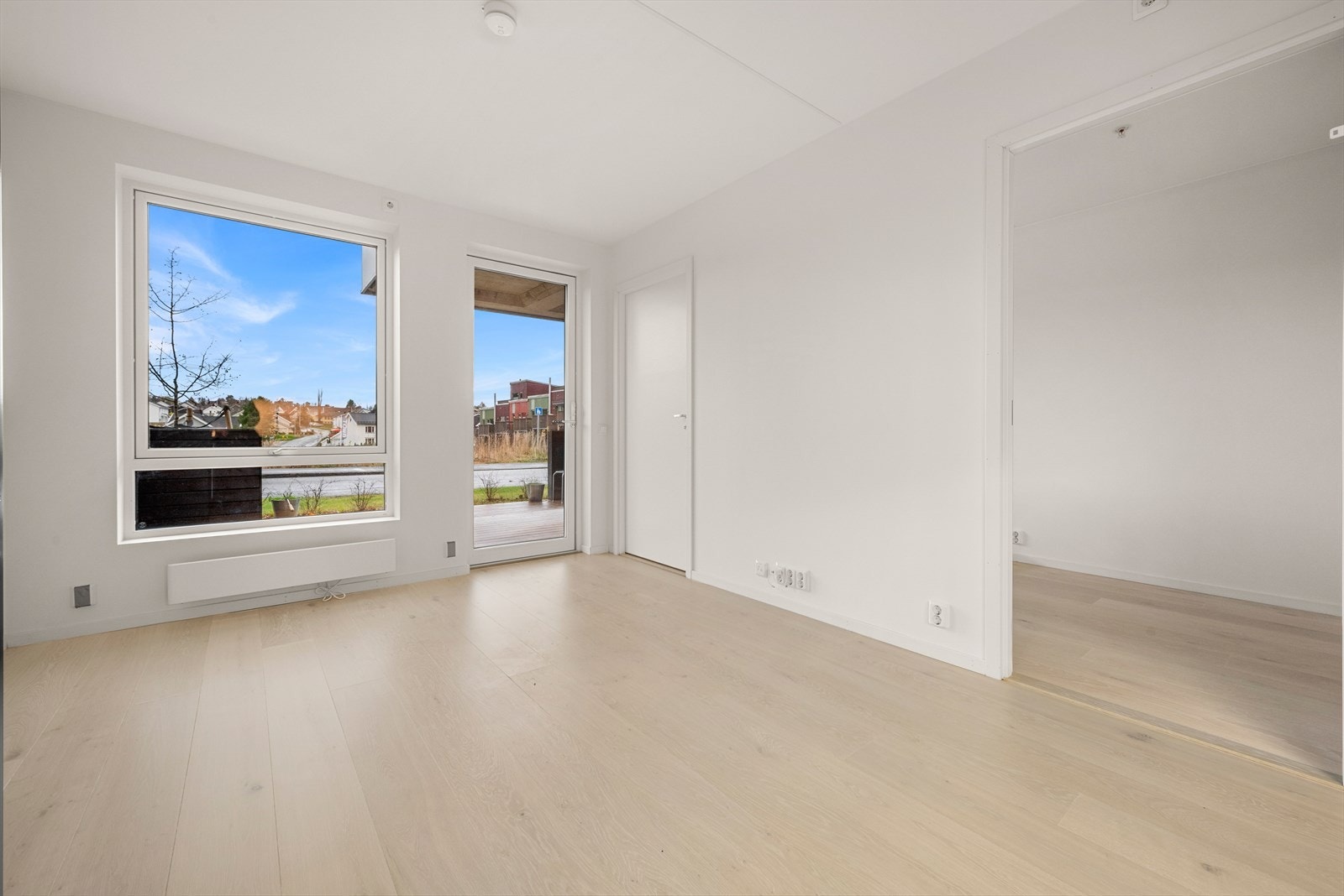 Leiligheten ble oppført i 2023 og har en gjennomgående moderne standard. Det følger med nybygg-garanti frem til 2028. Galleribilde