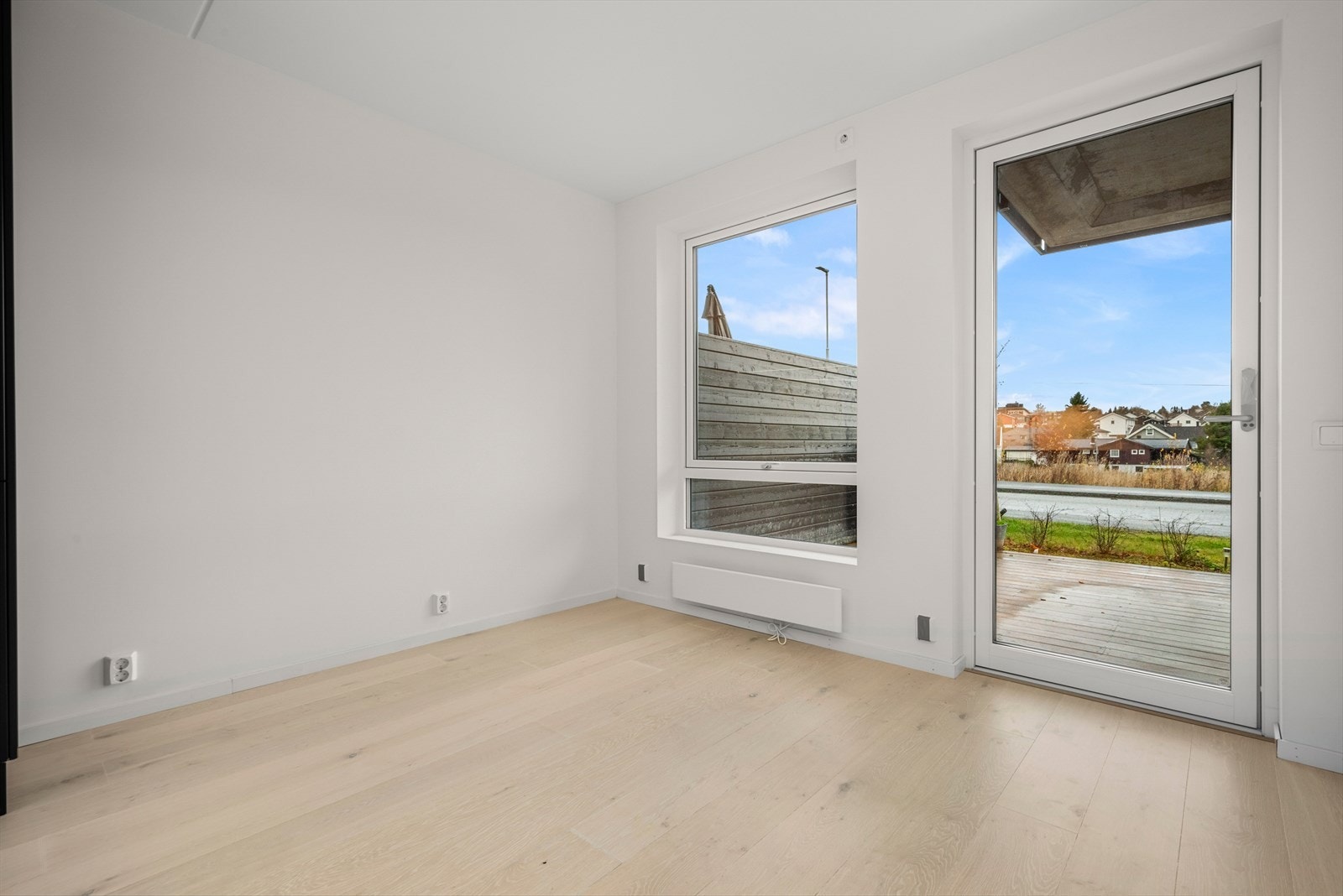 Med lyst 1-stavs parkettgulv og slette vegger fremstår leiligheten som lys og innbydende, samtidig som det er enkelt å sette sitt eget preg. Galleribilde