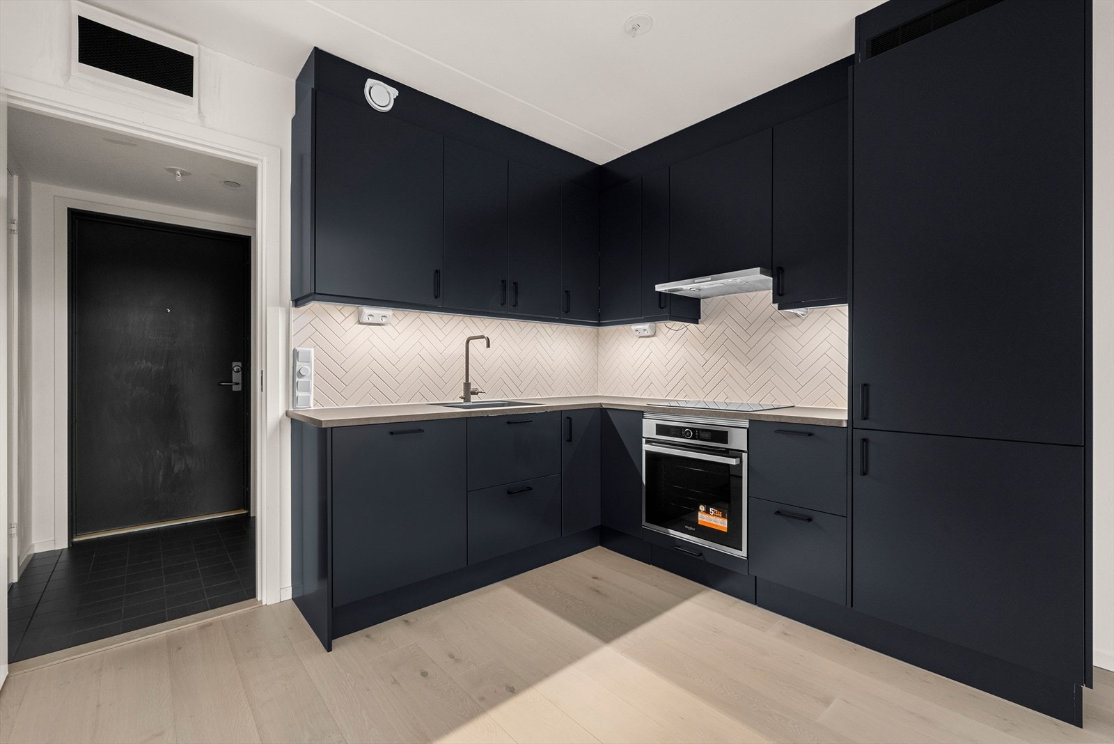 Ved kontraktsinngåelsen ble det gjort flere tilvalg på kjøkkenet, som bidrar til en helhetlig og gjennomført stil, blant annet sort oppvaskkum, sorte håndtak og sort blandebatteri. Galleribilde