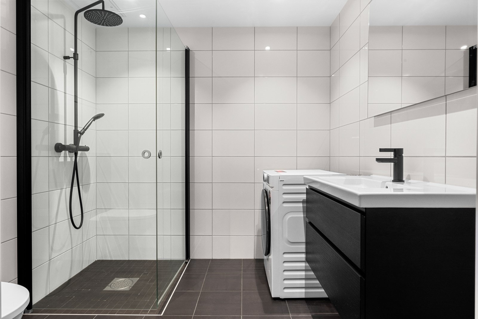 På badet ble det også gjort flere tilvalg, blant annet sorte detaljer som bidrar til en helhetlig og gjennomført stil. Galleribilde