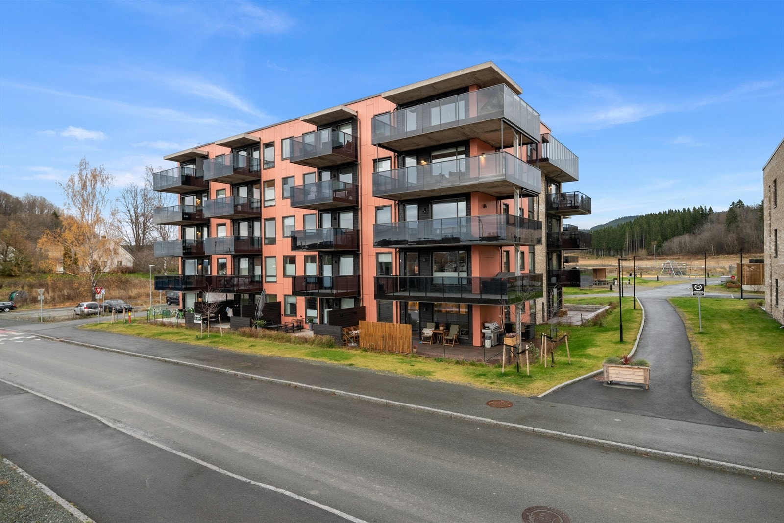 Leiligheten ligger i et nyere boligfelt i Sjetnemarka, omgitt av pent opparbeidede grøntområder og gangveier med belegningsstein. Galleribilde