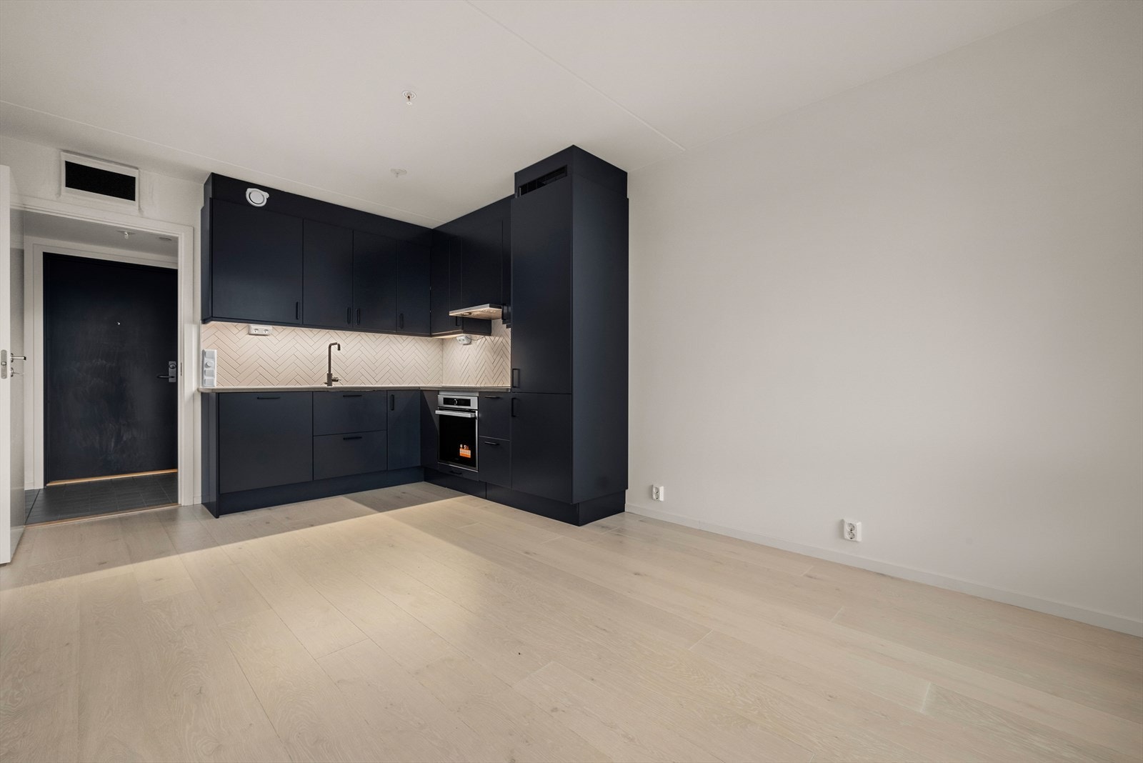 Leiligheten er minimalt brukt av selger. Det opplyses at oppvaskmaskin og stekeovn ikke har vært i bruk, og at flere kjøkkenskap heller ikke har vært benyttet. Nesten alle punktene i takstrapporten er vurdert til tilstandsgrad 0 av takstmannen. Galleribilde