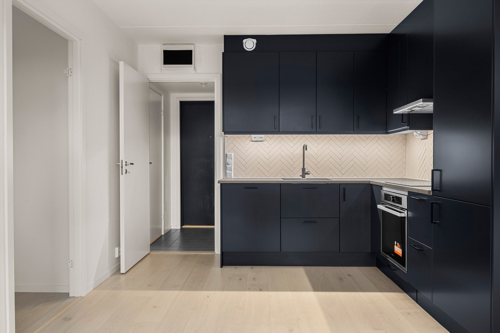 Kjøkkenet er utstyrt med integrert platetopp, stekeovn, kjøl/fryseskap og oppvaskmaskin. Lekkasjedetektor med vannstoppventil og komfyrvakt over stekesone. Galleribilde