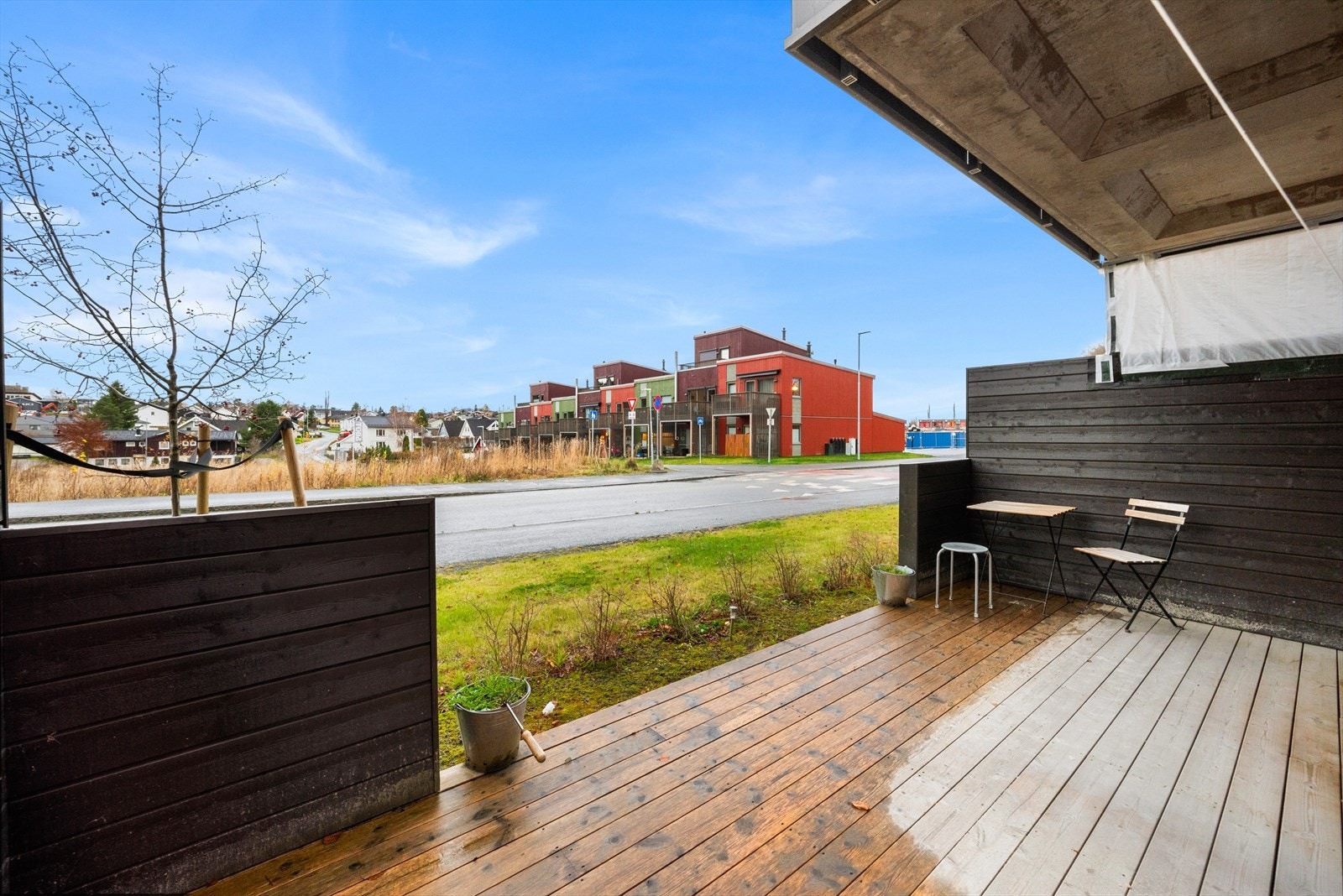 Leiligheten har en stor markterrasse på 18 m² vendt mot vest. Ifølge selger er det sol fra ca. kl. 12:30 til solnedgang i sommerhalvåret. Galleribilde