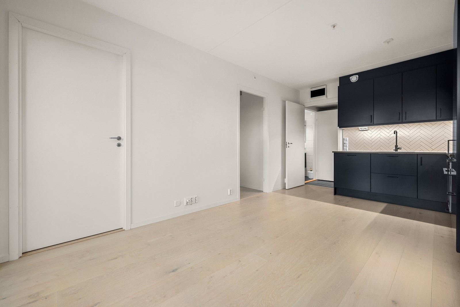 Felleskostnadene utgjør kr 1 660,- per måned og inkluderer internett, varmtvann samt vedlikehold og drift av fellesarealer. Galleribilde