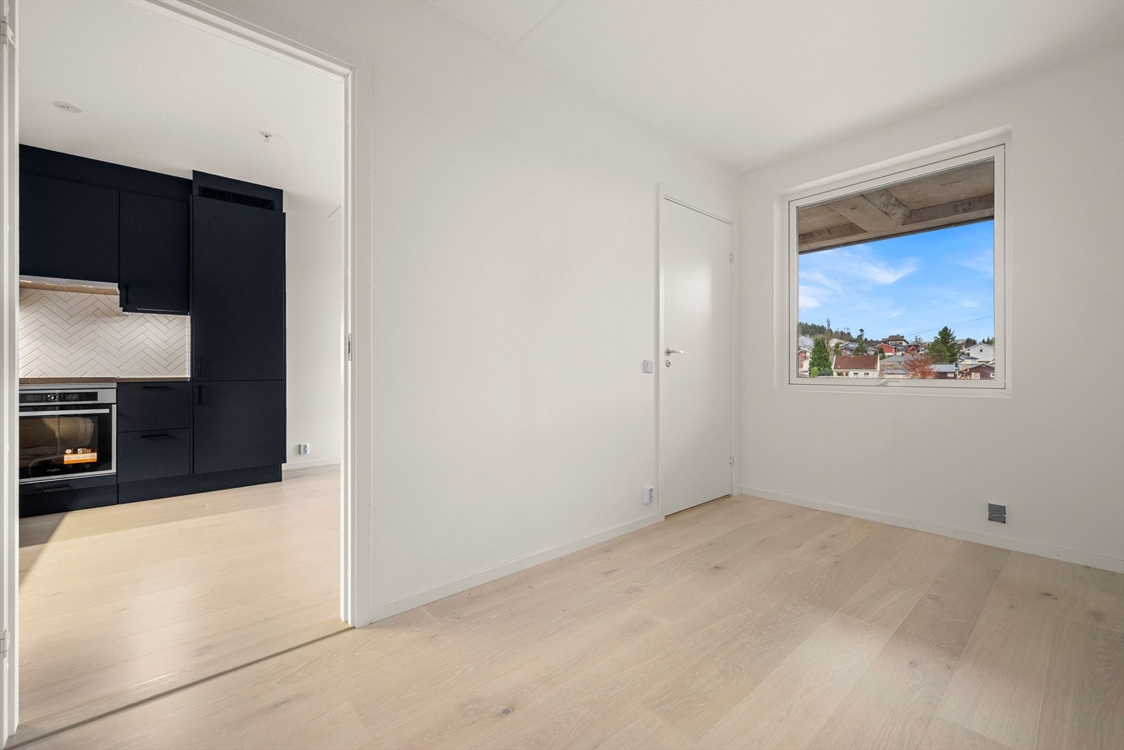 Soverommet på 8 m² er romslig utformet, med plass til både dobbeltseng og garderobeskap. Galleribilde