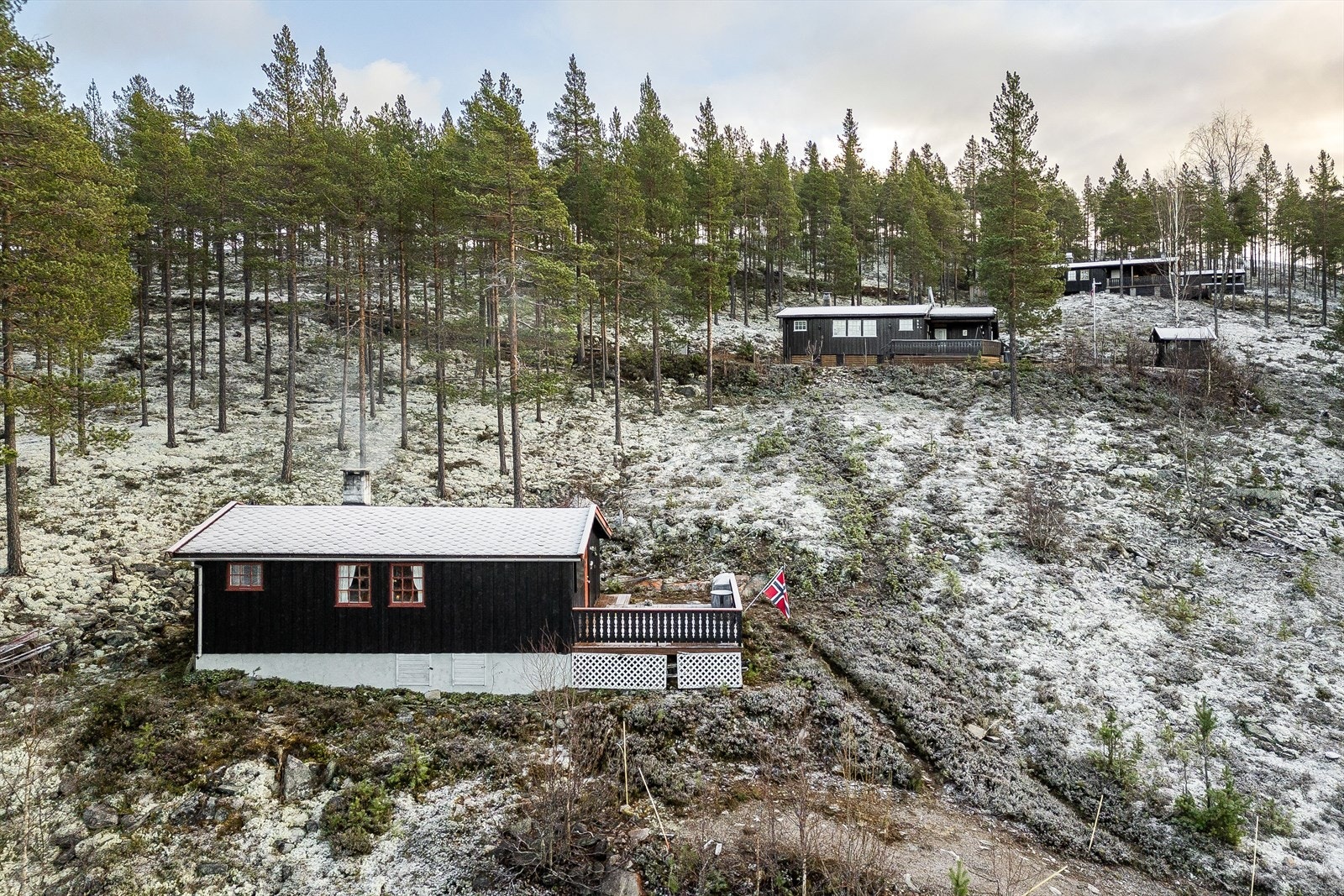 Hytta har en skjermet og fin beliggenhet i et godt etablert hyttefelt. Galleribilde