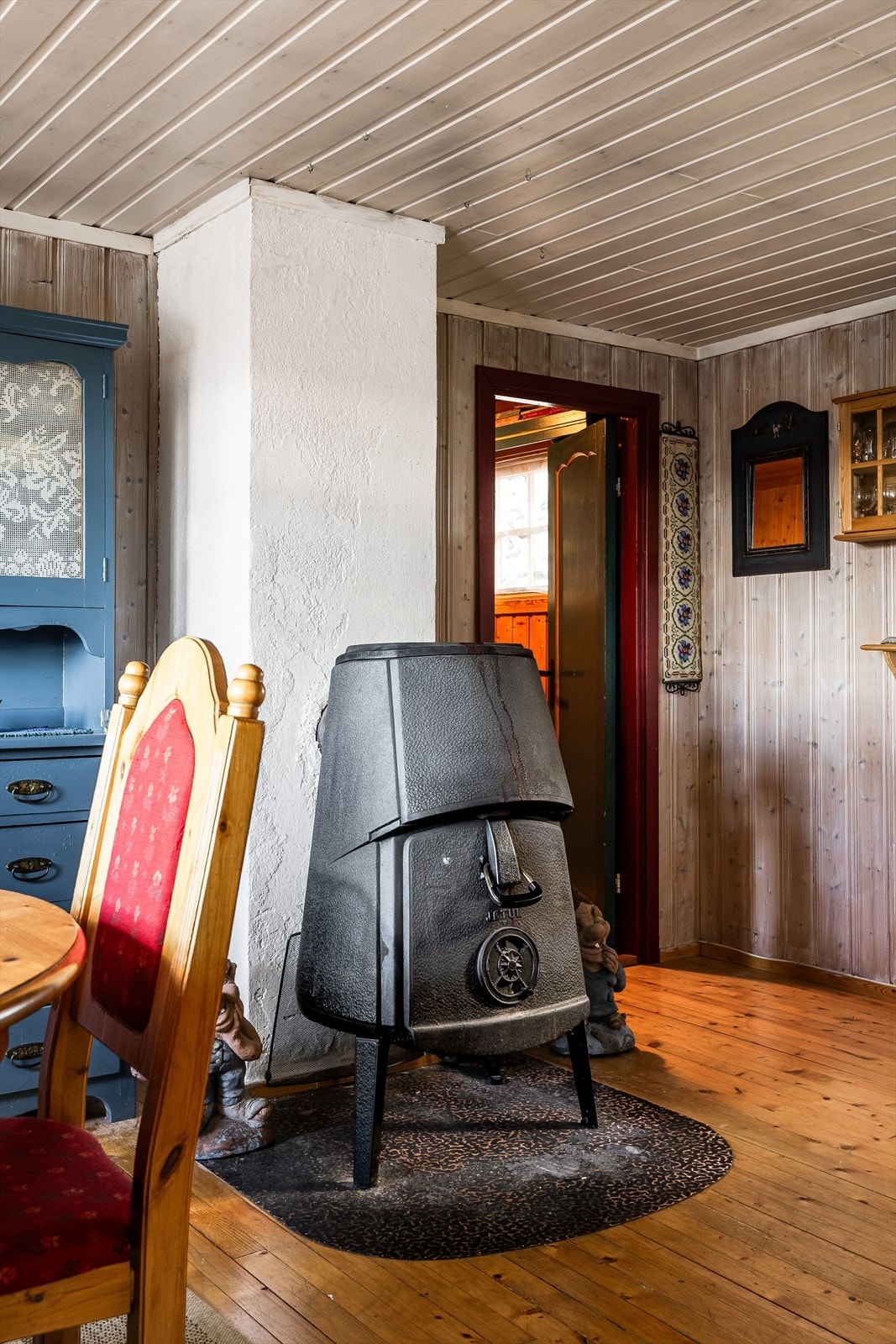 Hytta varmes opp med vedfyring. Galleribilde