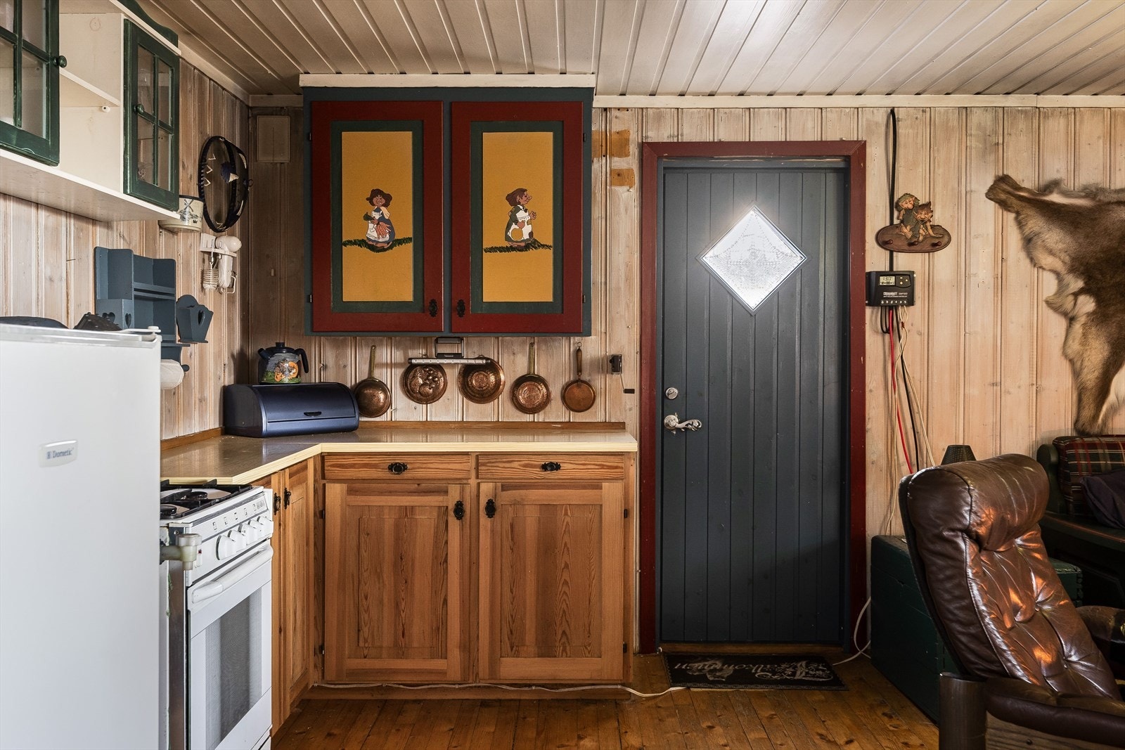 Fra terrassen er det rett inn i hyttas sosiale oppholdsrom, med stue og kjøkken i ett. Galleribilde