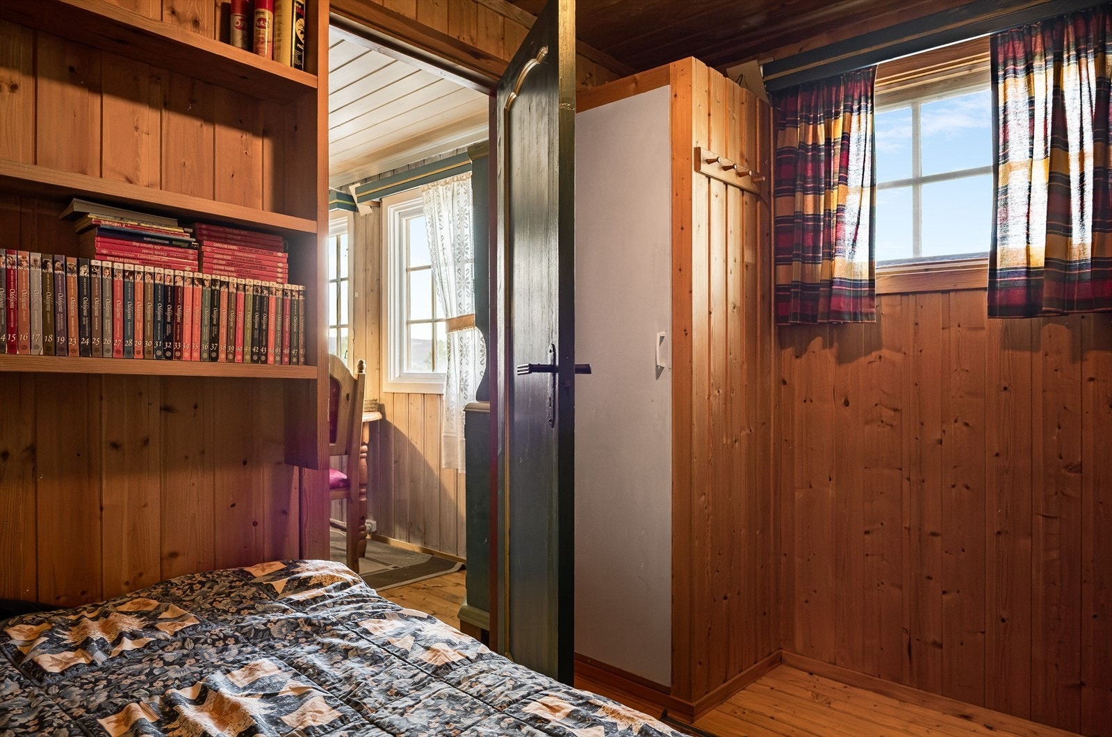 På hovedsoverommet er det innebygde hyeller samt et garderobeskap for oppbevaring. Galleribilde