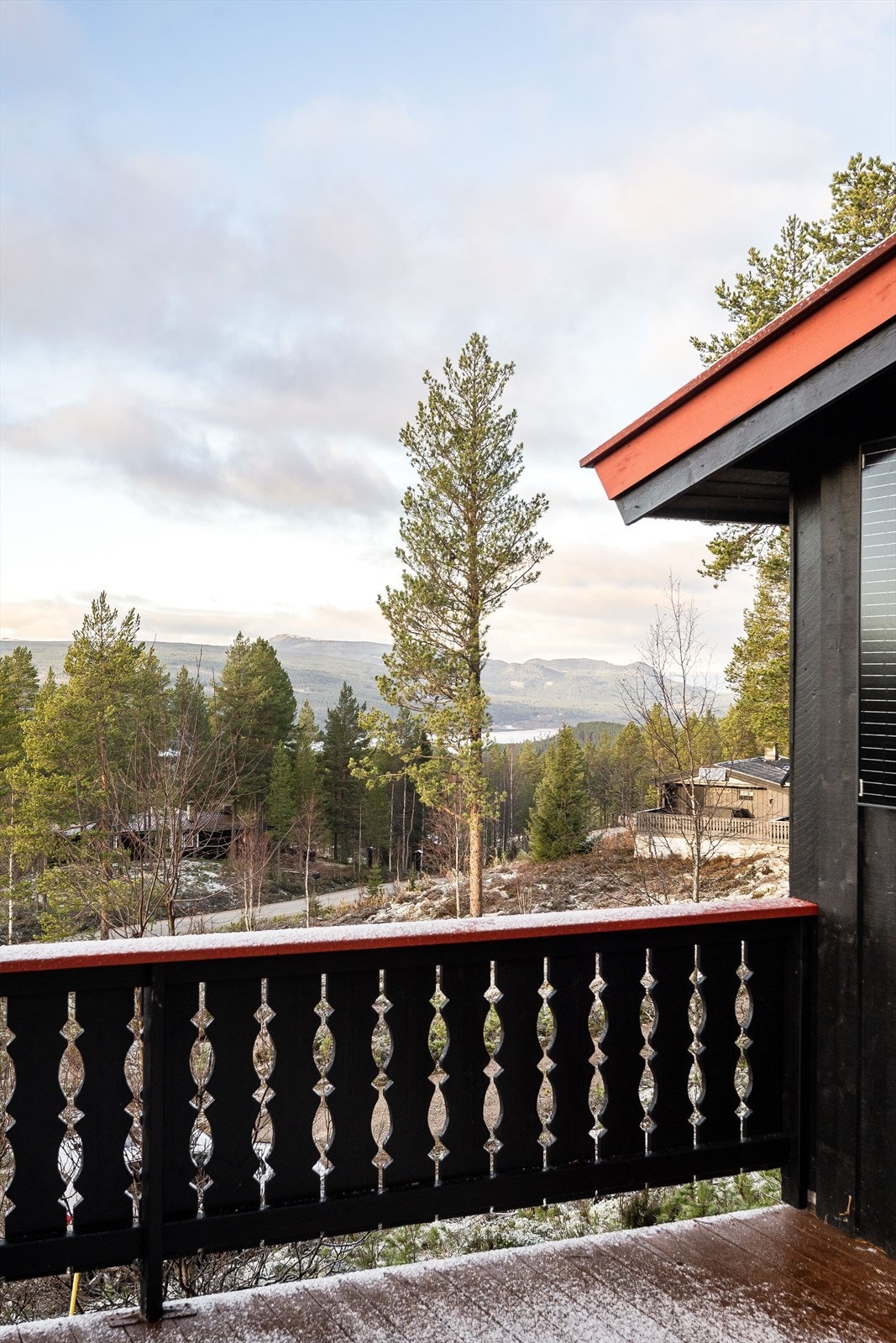 Fra terrassen kan man sitte sene kvelder og bare nyte den fine utsikten og roen. Galleribilde