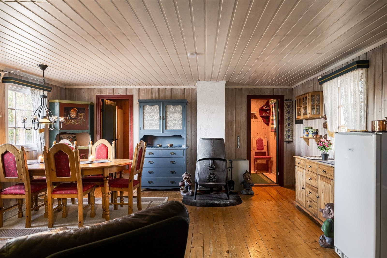 Hytta er fra 1981 og inneholder stue/kjøkken og 2 soverom. Utebod med biodo. Galleribilde