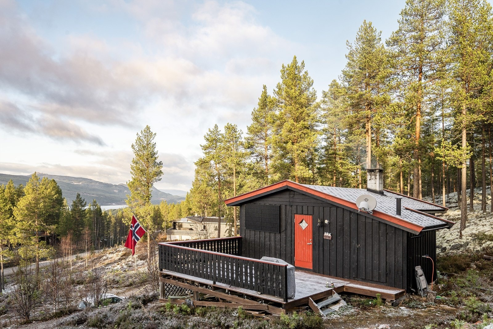 Tomten er festetomt og er på ca. 1 000 kvm. Festeavgift betales samtidig med serviceavgift for vann/vei. Galleribilde