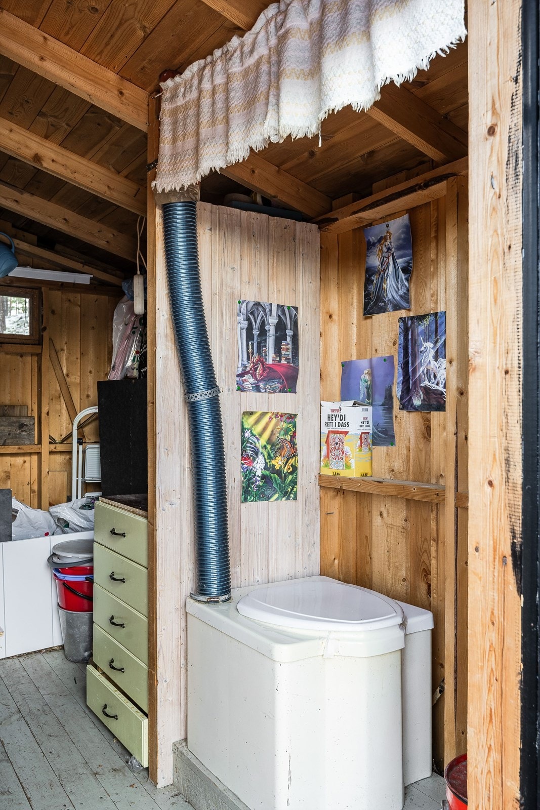 Utvendig bod på ca. 4 kvm med blant annet lagringsplass og biodo. Galleribilde