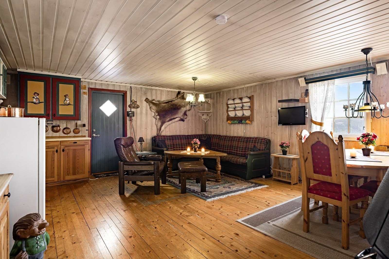 Det sosiale oppholdsrommet har god plass til både sofakrok og spisebord, og med åpen løsning til kjøkkenet. Galleribilde