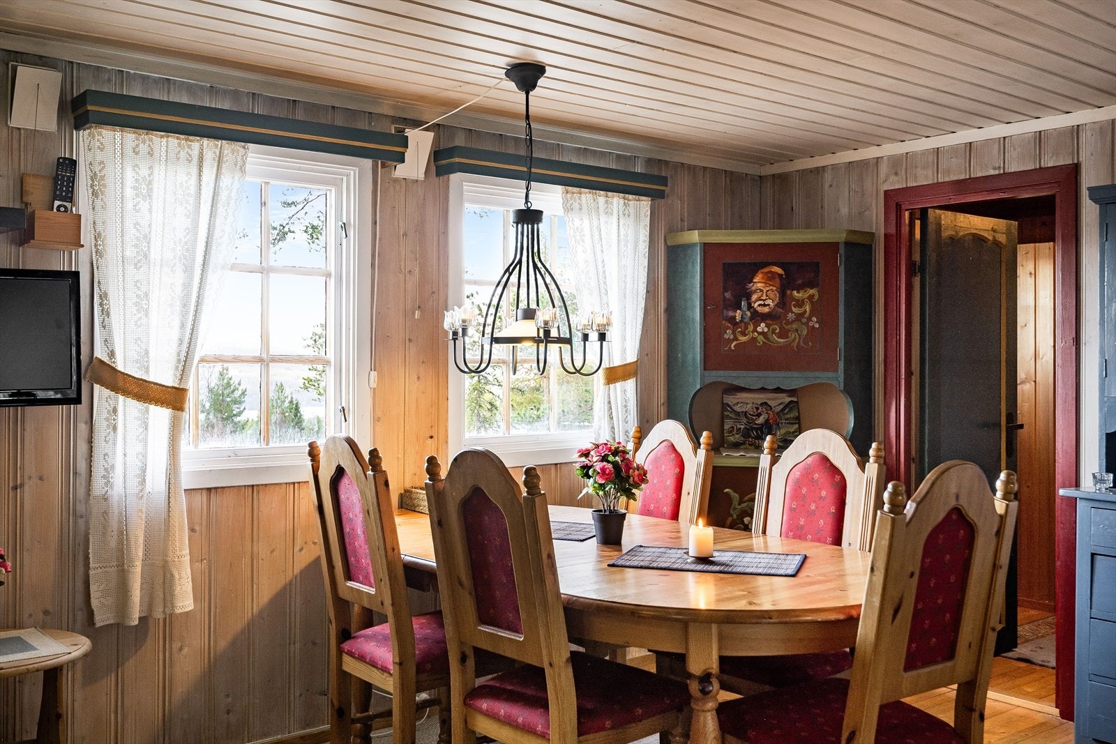 Ved spisebordet kan man nyte mange gode og fine måltider med familie og venner etter en lang dag i fjellet. Galleribilde