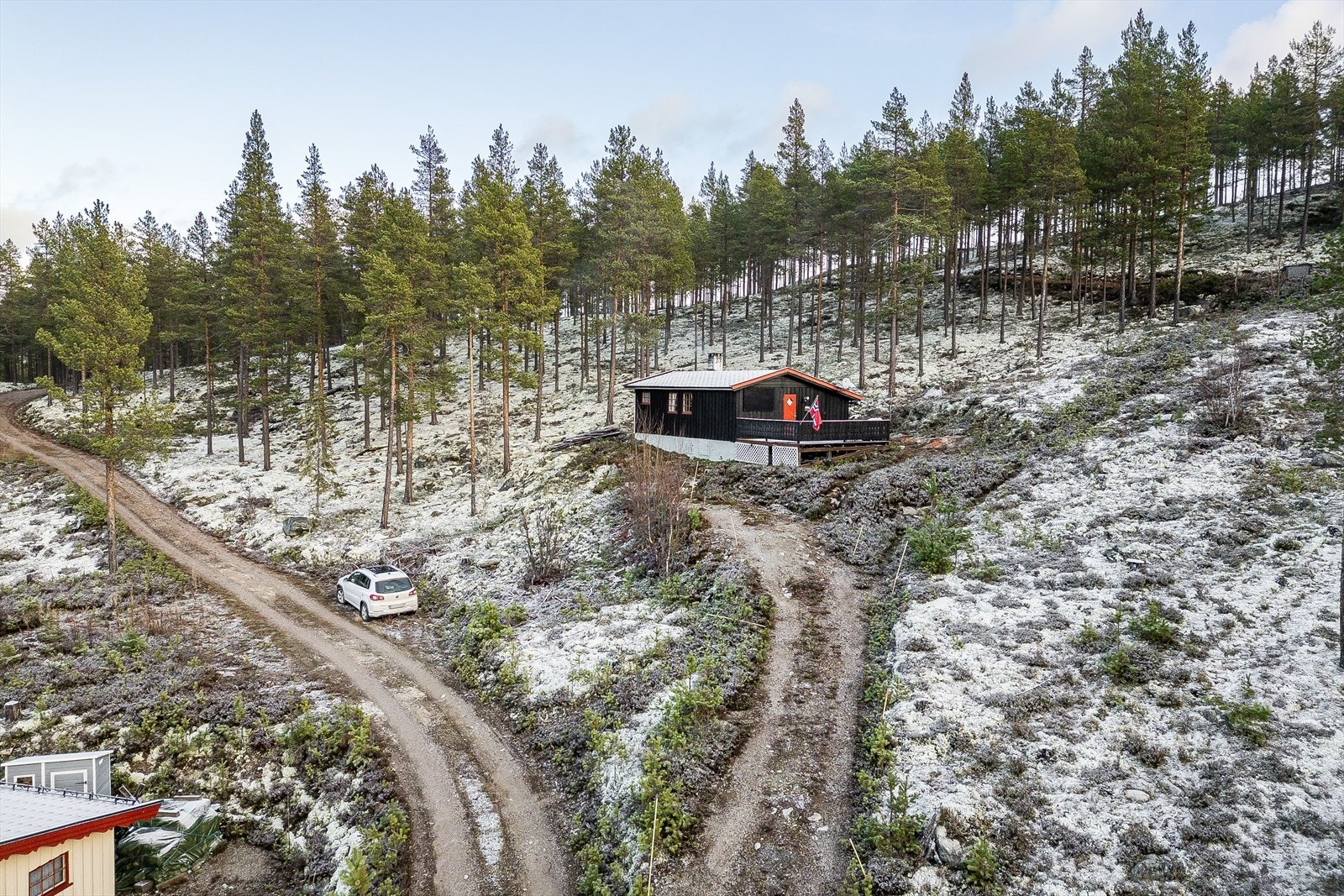 Det er ypperlige forhold for både jakt og fiske i området og det er ikke lange veien til steder som selger fiskekort blant annet. Galleribilde