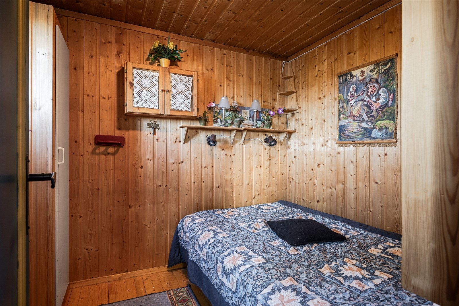 Hytta har 2 soverom. Hovedsoverommet er innredet med dobbeltseng. Galleribilde