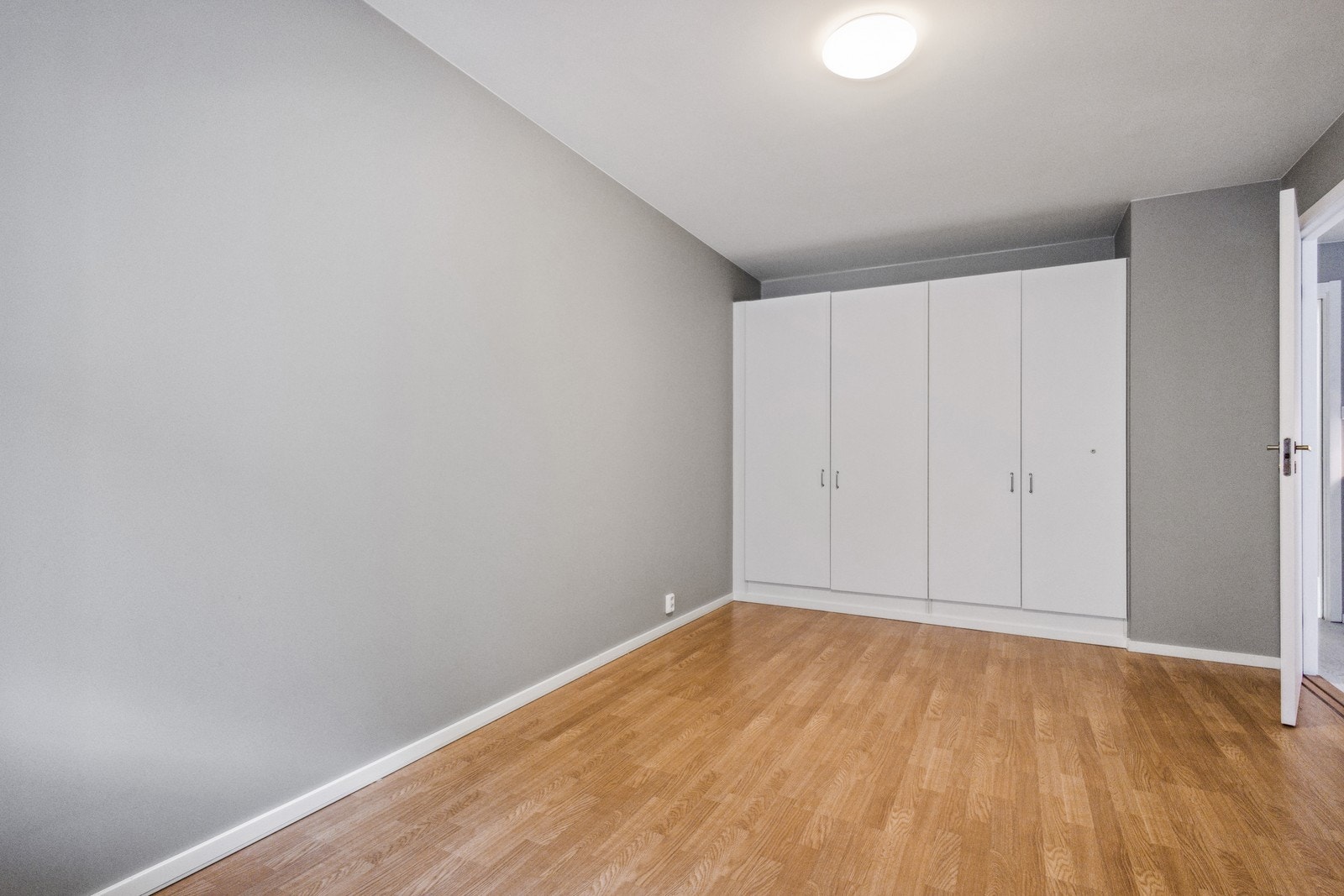 Soverom med god plass til dobbeltseng. Galleribilde