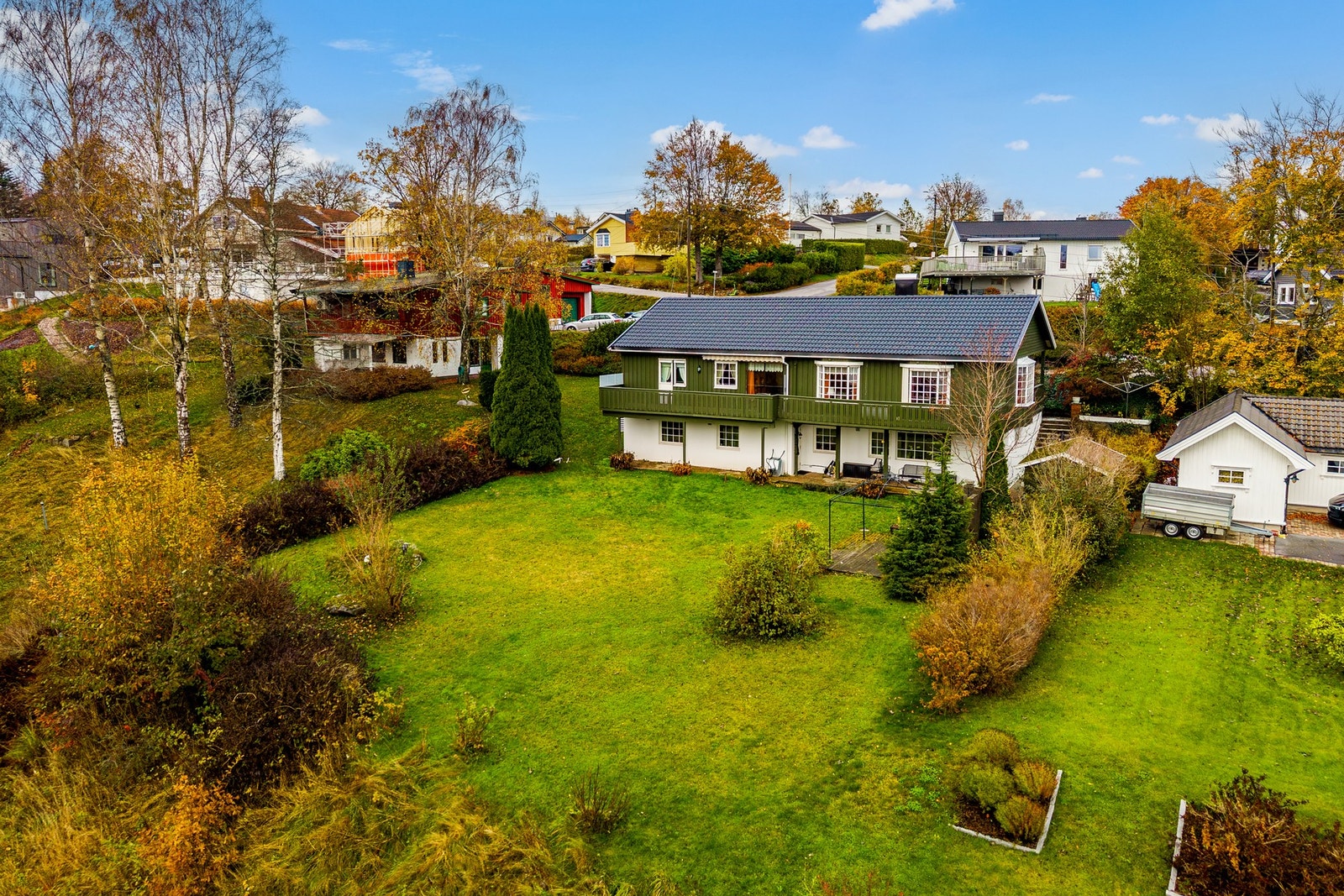 Nytt tak med undertak, sløyfer og lekter, samt ny betongtakstein. Det er også montert nye takrenner, nedløp og beslag Galleribilde
